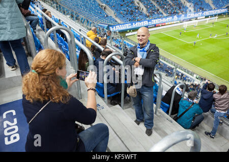 Saint-Petersburg, Russland - Nov 21, 2017: Frau und ein junger Mann Foto gegen Herunterfallen sichern grüne Fußballplatz. russischen Meister Fußballspiel zwischen Zenit und Stockfoto