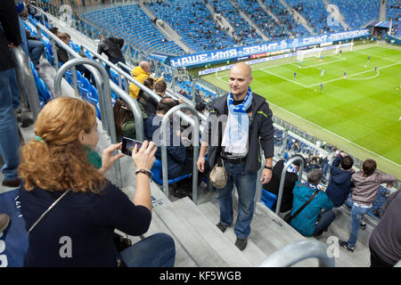 Saint-Petersburg, Russland - Nov 21, 2017: Frau Bild des jungen Mannes gegen Herunterfallen sichern grüne Fußballplatz. russischen Meister Fußballspiel zwischen Zenit und Stockfoto