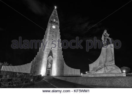 Hallgrimskirkja in der Nacht Stockfoto