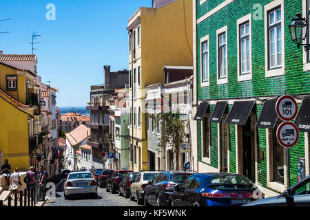 Lissabon Portugal,Bairro Alto,historisches Viertel,Principe Real,Gebäude,absteigende Straße,geparkte Autos,Wohnapartmentgebäude,Azulejos,bemalte Stockfoto