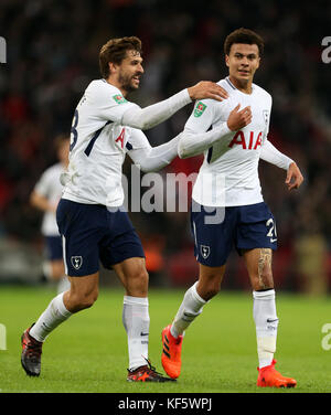 Tottenham Hotspur's DELE Alli (rechts) feiert das zweite Tor seiner Mannschaft mit Teamkollegen während des Carabao Cup, Fourth Round Matches in Wembley, London. Stockfoto