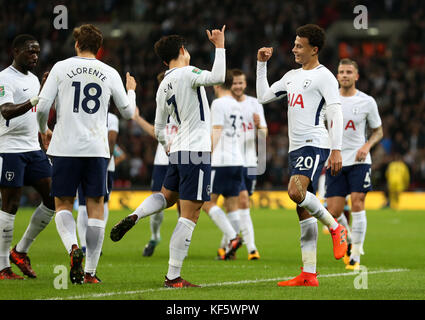 Tottenham Hotspur's DELE Alli (rechts) feiert das zweite Tor seiner Mannschaft mit Teamkollegen während des Carabao Cup, Fourth Round Matches in Wembley, London. Stockfoto