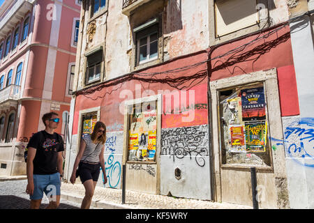 Lissabon Portugal, Bairro Alto, historisches Viertel, Principe Real, Rua da Rosa, Nachbarschaft, Gebäude, baufällig, kopfsteingepflasterte Straße, Graffiti, alte Flugblätter Stockfoto