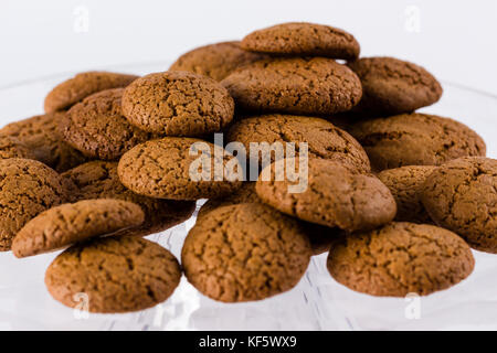 Stapel der hausgemachten Spekulatius (Art der gewürzt Keks aus brauner Zucker & Zimt), für die der Nikolaustag (sinterklaas) auf weißem Hintergrund Stockfoto