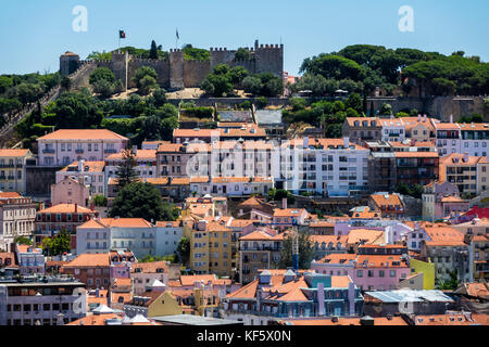 Lissabon Portugal, Bairro Alto, historisches Viertel, Miradouro de Sao Pedro de Alcantara, Aussichtspunkt, Skyline der Stadt, Dächer, Wohnapartmentgebäude Stockfoto