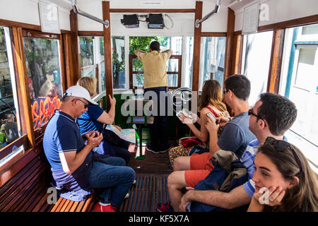 Lissabon Portugal, Bairro Alto, Elevador da Gloria, Ascensor, Standseilbahn, Straßenbahn, Carris, Innenraum, Fahrer, Fahrgäste, Männer, Männer, Frau fema Stockfoto