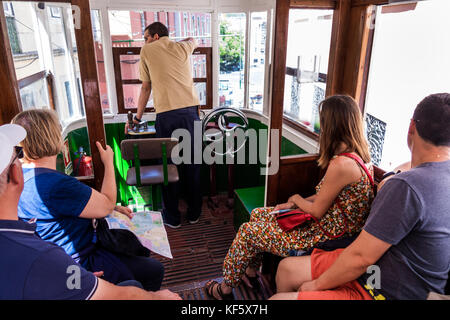 Lissabon Portugal, Bairro Alto, Elevador da Gloria, Ascensor, Standseilbahn, Straßenbahn, Carris, Innenraum, Fahrer, Passagiere Fahrer, Erwachsene Erwachsene Mann Männer ma Stockfoto