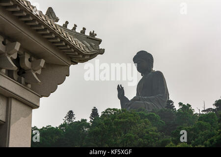 Tian Tan Buddha, auch als der grosse Buddha bekannt ist, ist eine große Bronzestatue eines Buddha Amoghasiddhi, am Ngong Ping, Lantau Island, in Hongkong. Stockfoto
