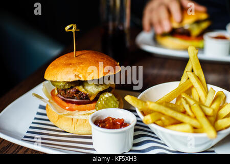 Britisches Rindfleisch Burger mit Pommes und Cola Stockfoto