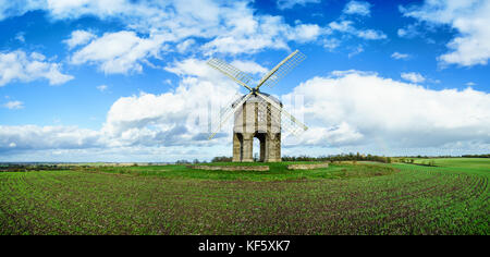 Panoramablick auf Chesterton Windmill in Warwickshire, Großbritannien Stockfoto