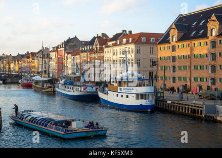 Ansicht des Nyhavn mit bunten Häusern in Kopenhagen in Dänemark Stockfoto
