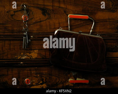 Omas alte Mode brown Geldbeutel hängen an wardroobe Stockfoto