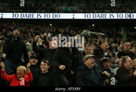 West Ham United Fans feiern nach dem zweiten Tor während des Carabao Cup, vierte Runde Spiel in Wembley, London. Stockfoto