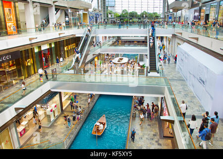 Singapur - 18.Februar 2017: Shopping Mall an der Marina Bay Sands Resort am März 08, 2013 in Singapur. Es abgerechnet wird als der weltweit teuersten standalo Stockfoto