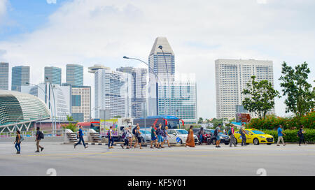 Singapur - Jan 14, 2017: Überqueren der Straße in Singapur. Singapur ist ein globaler Handel, Finanzen und Transport Hub Stockfoto