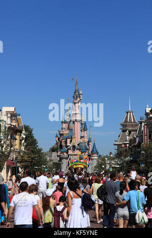 Paris, Frankreich, 11. Juli 2010: Touristenströme auf der Hauptstraße von Disneyland Paris. In der Ferne kann man das Schloss der Prinzessin sehen. Stockfoto