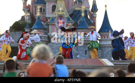 Paris, Frankreich, 11. Juli 2010: Mickey Mouse und seine Freunde tanzen während einer Abendvorstellung im Disneyland Paris. Stockfoto