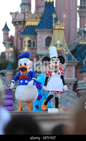 Paris, Frankreich, 11. Juli 2010: Disney-Charaktere (Donald Duck und Minnie Maus) treten auf einer Bühne vor dem Princesse's Castle in Disneyland P auf Stockfoto