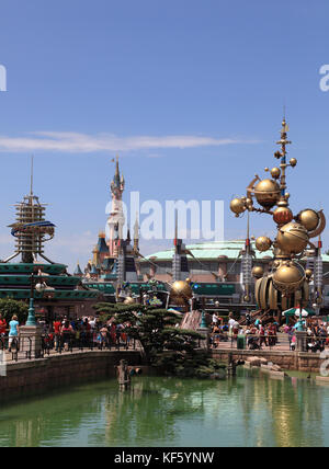 Paris, Frankreich, 11. Juli 2010: Bild von drei Türmen, die in Disneyalnd Paris von einem Punkt in der Nähe des Nautilus in Discoveryland zu sehen sind. Die Türme sind Stockfoto