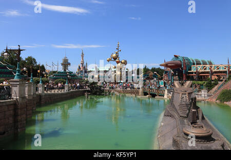 Paris, Frankreich, 11.Juli 2010: Überblick über die discoveryland Was ist ein Themenpark im Disneyland Paris. discoveryland ist ein modernes Konzept der Clas Stockfoto