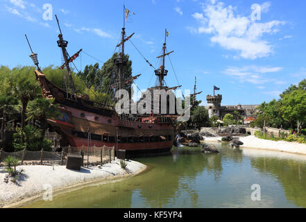 Paris, Frankreich, 11.Juli 2010: Bild von dem Schiff der Piraten in der Nähe des Strandes von Piraten in Adventureland in Disneyland Paris entfernt. In der Ferne c Stockfoto