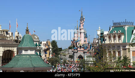 Paris, Frankreich, 11. Juli 2010: Bild von wenigen Dächern und Prinzessin's Castle im Disneyland Paris. Stockfoto
