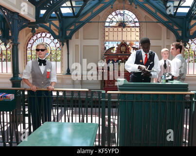 Paris, Frankreich, 11.Juli 2010: die Beamten Aktivitäten im Disneyland Bahnhof kurz vor der Ankunft des Zuges und embarcation der t Stockfoto