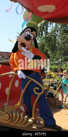 Paris, Frankreich, 11. Juli 2010: Goofy in 'All Stars Express' im Disneyland, Paris. Dies ist ein Auto-Express voller Disney-Charaktere, die durch die Straßen fahren Stockfoto