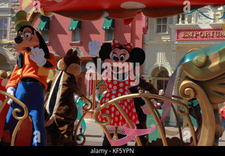 Paris, Frankreich, 11. Juli 2010: Goofy und Minnie Mouse winken den Fans zu, während sie im All Stars Express vorbeifahren. Das ist ein Auto-Express voller Stockfoto