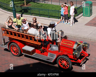 Paris, Frankreich, 11. Juli 2010: Obere Ansicht eines altmodischen Feuerwehrwagens, der eine Gruppe von Touristen durch die Straßen des Disneyland Parks in Pa transportiert Stockfoto