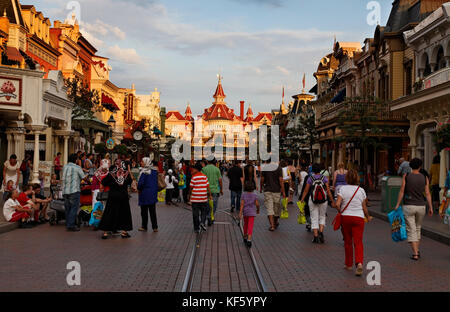 Paris, Frankreich, 11.Juli 2010: Bild von der Hauptstraße in Disneyland Paris an der Dämmerung. Stockfoto