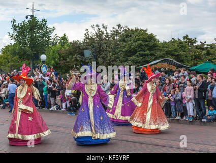 Paris, Frankreich - 15. Juli 2012: Zauberer tanzen auf der Straße während einer Parade von Zeichentrickfiguren im Disneyland Paris. Stockfoto