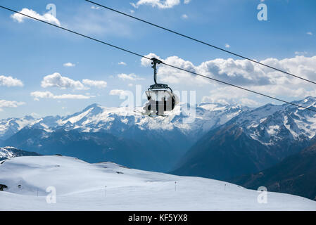 Madonna di campliglio, Italien - 8 apirl: Skifahrer mit Skilift im beliebten Skigebiet Stockfoto