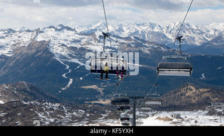 Madonna di campliglio, Italien - 8 apirl: Skifahrer und Snowboarder mit dem Sessellift im beliebten Skigebiet Reisen Stockfoto