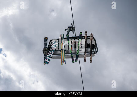 Madonna di campliglio, Italien - 8 apirl: Skifahrer und Snowboarder mit Skilift im beliebten Skigebiet Stockfoto