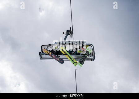 Madonna di campliglio, Italien - 8 apirl: Snowboarder mit Skilift im beliebten Skigebiet Stockfoto