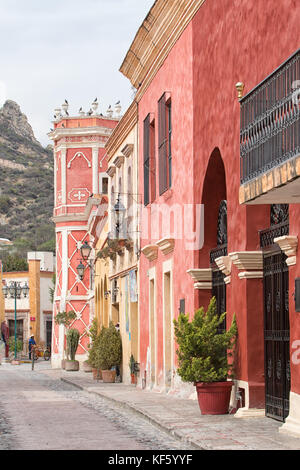 März 1, 2016 Bernal, Mexiko: Bunte koloniale Architektur im historischen Zentrum des beliebten Touristenort Stockfoto