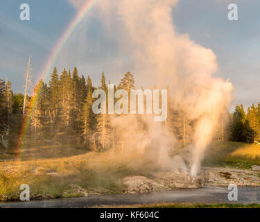 Riverside geyser in der Dämmerung im Yellowstone National Park ausbrechenden, Wyoming Stockfoto