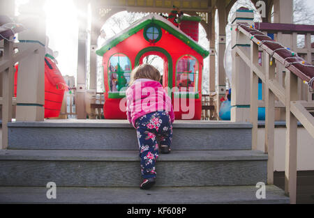 Kleinkind auf dem Weg zum Weihnachtsfest oder Urlaub zeigt. Stockfoto