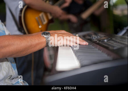 Die Hände des Musikers spielen E-Piano Stockfoto