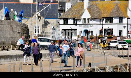 Touristen in Lyme Regis, Dorset England UK Stockfoto