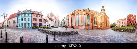 Kleiner Platz mit alten Häusern in der Nähe der St. Peter Kirche, Riga Stockfoto