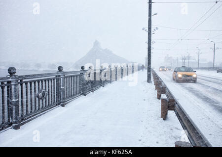 Langsamer Verkehr während der schweren Schneesturm Stockfoto