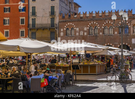 Restaurant auf der Piazza delle Erbe, Verona Stockfoto