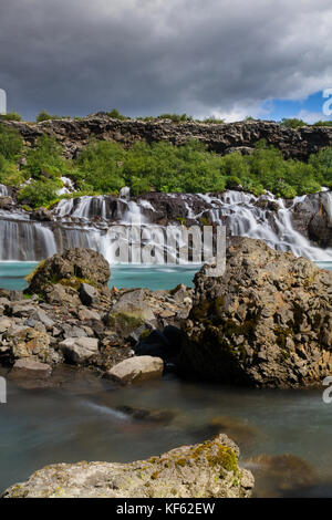 Hraunfossar oder Lava Falls, in der Nähe von Island husafell. Diese schönen fällt unter den nahe gelegenen Lavafeld in der Nähe husafell kommen Stockfoto