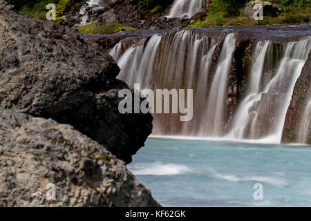 Hraunfossar oder Lava Falls, in der Nähe von Island husafell. Diese schönen fällt unter den nahe gelegenen Lavafeld in der Nähe husafell kommen Stockfoto