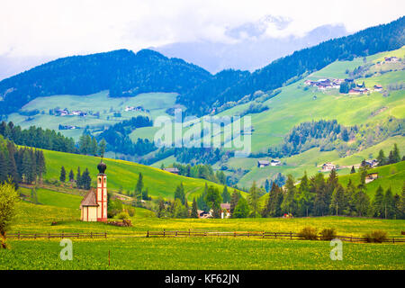 Idyllische alpine Kirche in Santa Magdalena, Val di Funes, Trentino Alto Adige, Italien Stockfoto