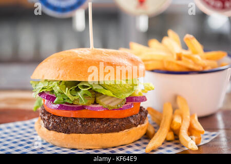 Beef Burger mit Salat, Zwiebeln, Gurken und Tomaten Stockfoto