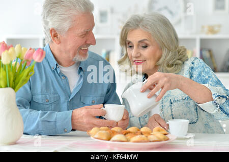 Senior paar Tee trinken mit Cookies Stockfoto