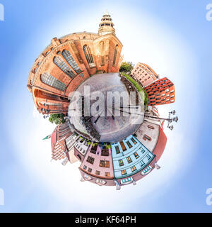 Winzige Planet der kleinen Platz mit alten Häusern in der Altstadt von Riga, La Stockfoto
